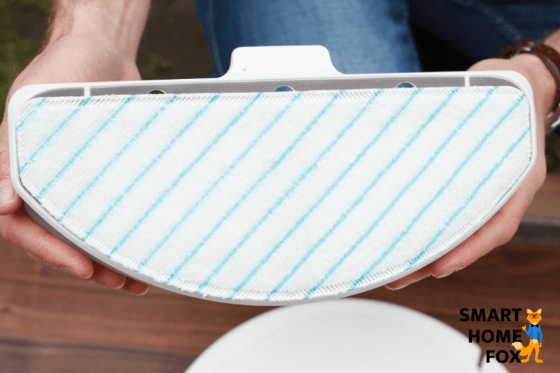 Das Wischtuch des Ecovacs Deebot T9 ist an der Wischplatte befestigt